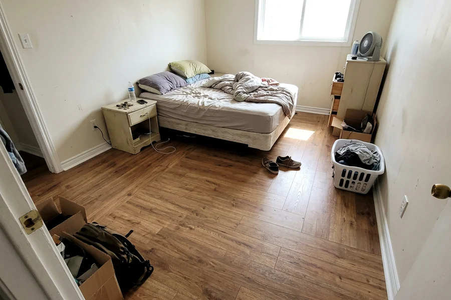 After laminate flooring installation: oak-look laminate from a different angle